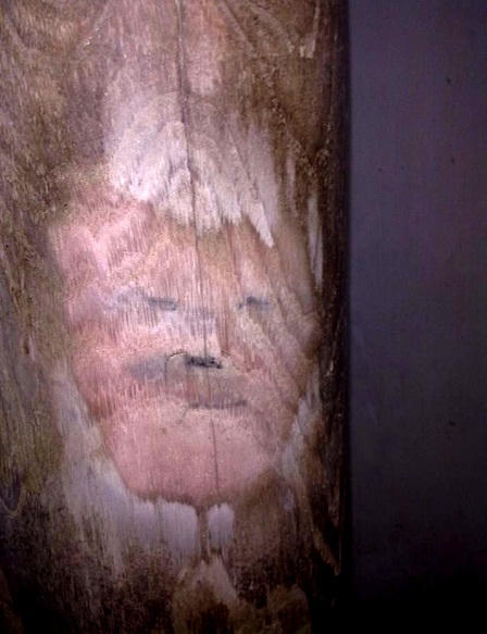 Cả làng xôn xao vì hình mặt người nổi trên cột nhà