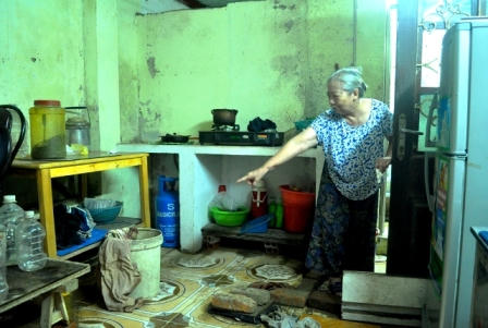 Hàng chục hộ dân ở tập thể B5 - Giảng Võ phải ăn ngủ cùng nước thải