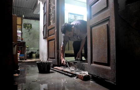 Hàng chục hộ dân ở tập thể B5 - Giảng Võ phải ăn ngủ cùng nước thải