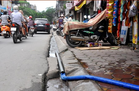 Hàng chục hộ dân ở tập thể B5 - Giảng Võ phải ăn ngủ cùng nước thải