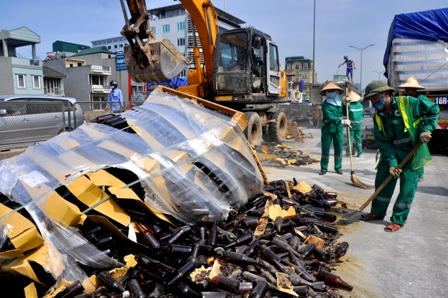 Hơn 50.000 vỏ chai bia đổ vỡ phủ kín mặt đường vành đai trên cao