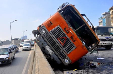 Hơn 50.000 vỏ chai bia đổ vỡ phủ kín mặt đường vành đai trên cao