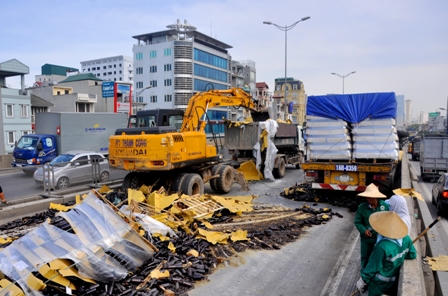 Hơn 50.000 vỏ chai bia đổ vỡ phủ kín mặt đường vành đai trên cao
