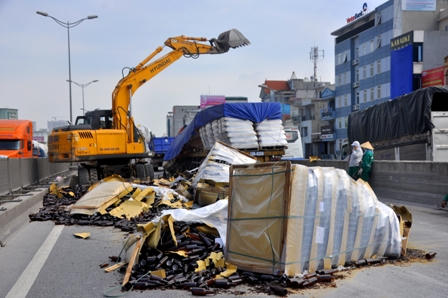 Hơn 50.000 vỏ chai bia đổ vỡ phủ kín mặt đường vành đai trên cao