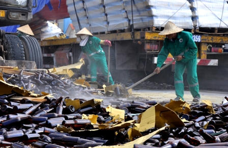 Hơn 50.000 vỏ chai bia đổ vỡ phủ kín mặt đường vành đai trên cao