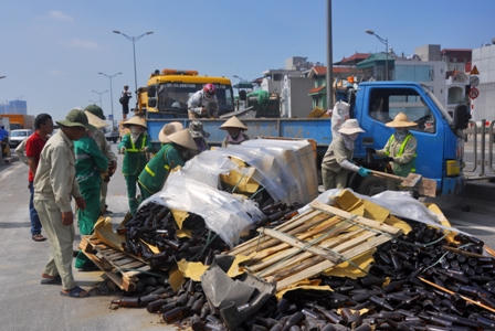 Hơn 50.000 vỏ chai bia đổ vỡ phủ kín mặt đường vành đai trên cao