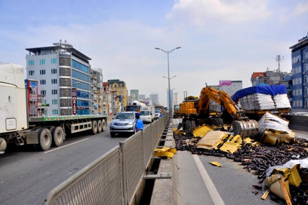 Hơn 50.000 vỏ chai bia đổ vỡ phủ kín mặt đường vành đai trên cao