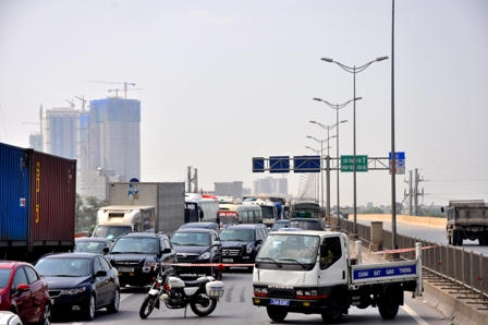 Hơn 50.000 vỏ chai bia đổ vỡ phủ kín mặt đường vành đai trên cao