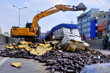 Hơn 50.000 vỏ chai bia đổ vỡ phủ kín mặt đường vành đai trên cao