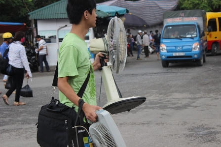 Hàng vạn sĩ tử lỉnh kỉnh đồ đạc "lên kinh ứng thí"