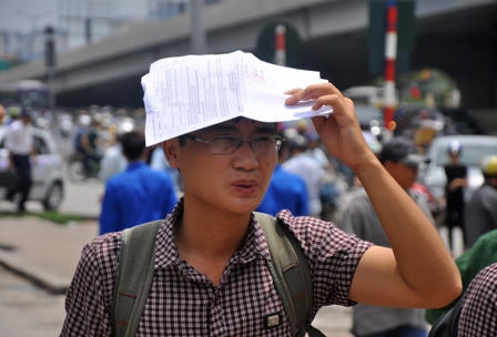 Hàng vạn sĩ tử lỉnh kỉnh đồ đạc "lên kinh ứng thí"