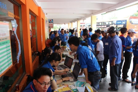 Hàng vạn sĩ tử lỉnh kỉnh đồ đạc "lên kinh ứng thí"