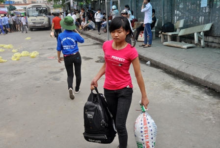 Hàng vạn sĩ tử lỉnh kỉnh đồ đạc "lên kinh ứng thí"