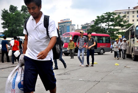 Hàng vạn sĩ tử lỉnh kỉnh đồ đạc "lên kinh ứng thí"