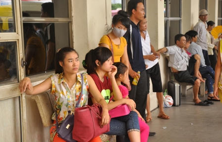 Hàng vạn sĩ tử lỉnh kỉnh đồ đạc "lên kinh ứng thí"