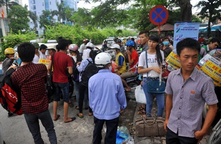 Hàng vạn sĩ tử lỉnh kỉnh đồ đạc "lên kinh ứng thí"