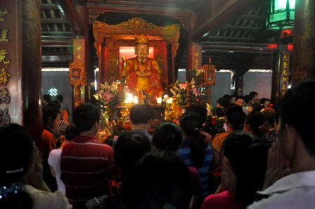 Trường ĐH đầu tiên Việt Nam đón hàng vạn sĩ tử tới cầu may 