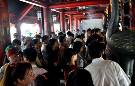 Trường ĐH đầu tiên Việt Nam đón hàng vạn sĩ tử tới cầu may 