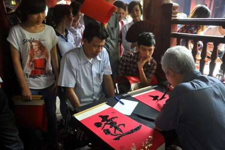 Trường ĐH đầu tiên Việt Nam đón hàng vạn sĩ tử tới cầu may 