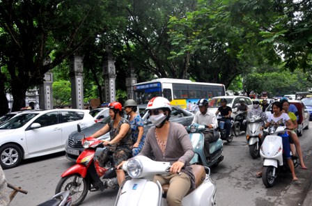 Trường ĐH đầu tiên Việt Nam đón hàng vạn sĩ tử tới cầu may 