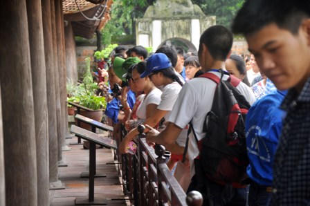 Trường ĐH đầu tiên Việt Nam đón hàng vạn sĩ tử tới cầu may 