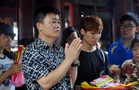 Trường ĐH đầu tiên Việt Nam đón hàng vạn sĩ tử tới cầu may 