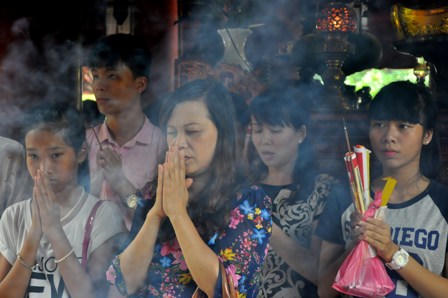 Trường ĐH đầu tiên Việt Nam đón hàng vạn sĩ tử tới cầu may 