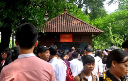 Trường ĐH đầu tiên Việt Nam đón hàng vạn sĩ tử tới cầu may 