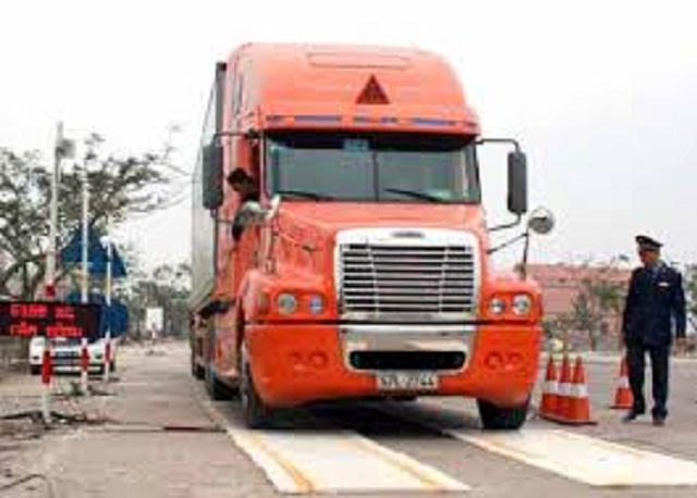 Áp dụng hình phạt cao nhất đối với tài xế làm hỏng trạm cân 