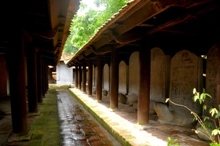 Sỹ tử “bất lực” trước ý định sờ đầu rùa 