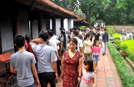 Sỹ tử “bất lực” trước ý định sờ đầu rùa 