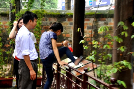 Sỹ tử “bất lực” trước ý định sờ đầu rùa 