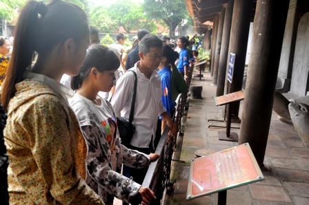 Sỹ tử “bất lực” trước ý định sờ đầu rùa 