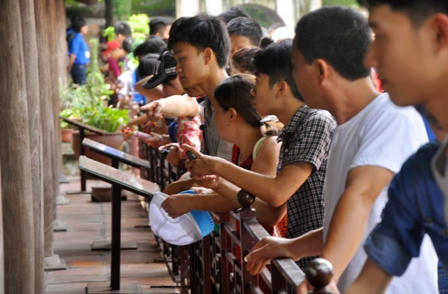 Sỹ tử “bất lực” trước ý định sờ đầu rùa 