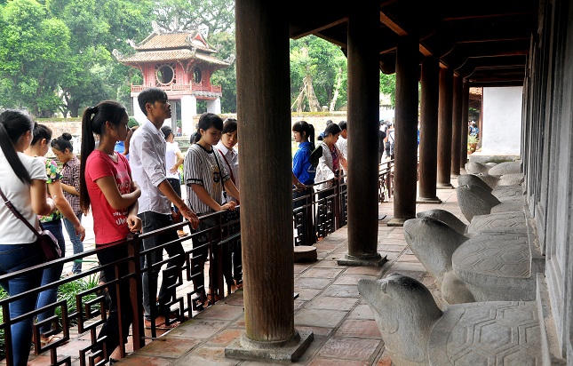 Sỹ tử “bất lực” trước ý định sờ đầu rùa 