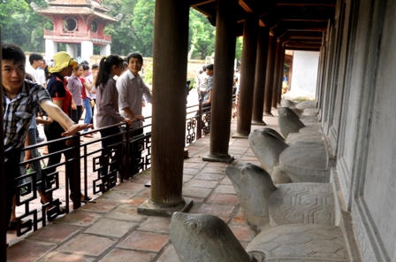 Sỹ tử “bất lực” trước ý định sờ đầu rùa 