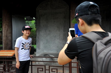 Sỹ tử “bất lực” trước ý định sờ đầu rùa 