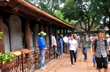 Sỹ tử “bất lực” trước ý định sờ đầu rùa 