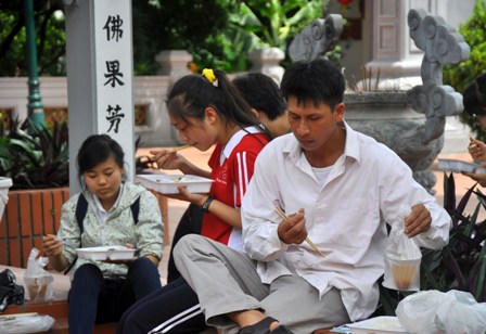 Bữa cơm trưa miễn phí của hàng nghìn của sĩ tử