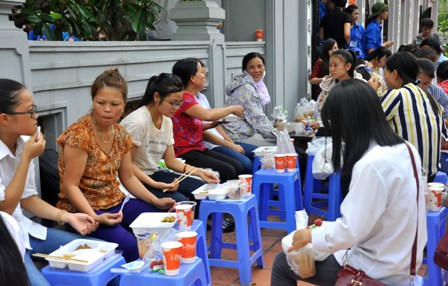Bữa cơm trưa miễn phí của hàng nghìn của sĩ tử