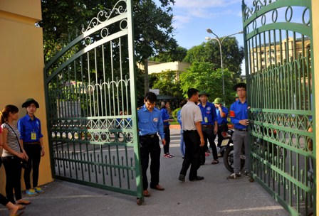 Giọt nước mắt, nỗi lo lắng trước giờ sĩ tử bắt đầu môn thi đầu 