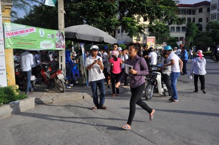 Giọt nước mắt, nỗi lo lắng trước giờ sĩ tử bắt đầu môn thi đầu 