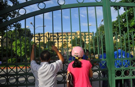 Giọt nước mắt, nỗi lo lắng trước giờ sĩ tử bắt đầu môn thi đầu 