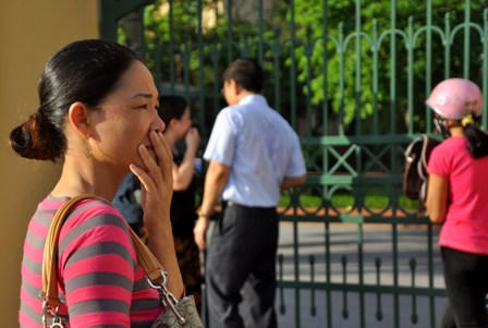 Giọt nước mắt, nỗi lo lắng trước giờ sĩ tử bắt đầu môn thi đầu 