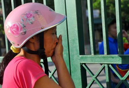 Giọt nước mắt, nỗi lo lắng trước giờ sĩ tử bắt đầu môn thi đầu 