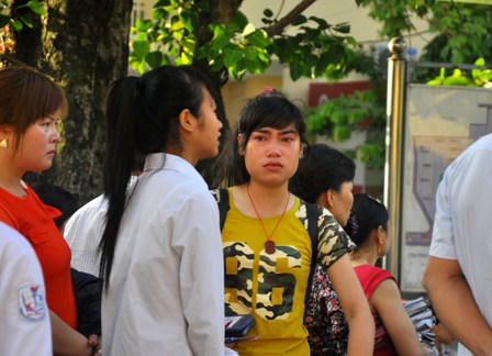 Giọt nước mắt, nỗi lo lắng trước giờ sĩ tử bắt đầu môn thi đầu 