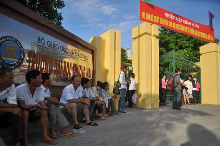 Giọt nước mắt, nỗi lo lắng trước giờ sĩ tử bắt đầu môn thi đầu 