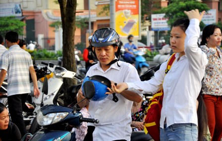 Giọt nước mắt, nỗi lo lắng trước giờ sĩ tử bắt đầu môn thi đầu 