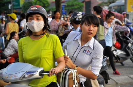 Giọt nước mắt, nỗi lo lắng trước giờ sĩ tử bắt đầu môn thi đầu 