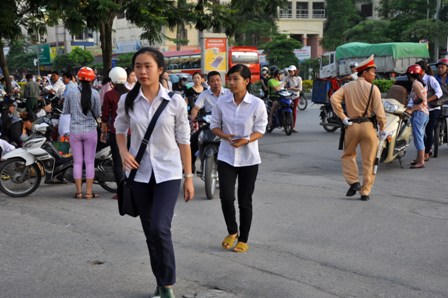 Giọt nước mắt, nỗi lo lắng trước giờ sĩ tử bắt đầu môn thi đầu 